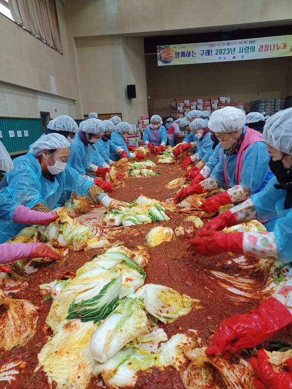 회원들은 5500포기에 넣을 식재료를 손수 다듬고 정성껏 양념을 버무려 감칠맛나는 김장김치를 담갔다.