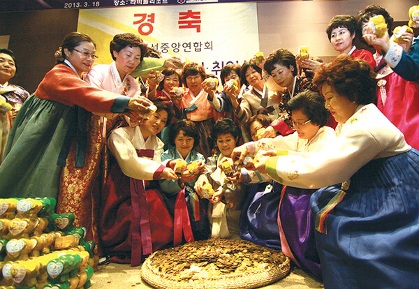 잠자는 ‘십원이’를 깨우다 / 농촌여성교육회관 건립을 위해 생활개선회는 한국은행의 협조를 얻어 2013년 잠자고 있는 10원 동전 모으기 운동을 대대적으로 펼쳤다. 