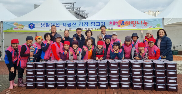 한국생활개선김제시연합회는 지난 18일 김제농업인교육문화지원센터에서 김장담그기 체험과 사랑나눔 행사를 진행했다.