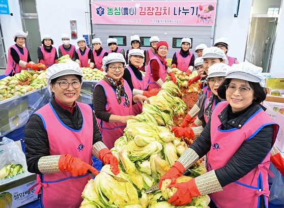 한국생활개선충북연합회는 지난달 28일 충북도농업기술원에서 김치담그기 봉사활동을 실시했다.