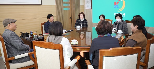 이날 회원들은 박범인 금산군수와 관계자 10여명과 만나 지역사회 발전을 위해 소통하는 자리를 가졌다. 