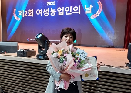 지난 10월 12일 열린 제2회 여성농업인의 날 기념식에서 김수연 대표는 결혼이민여성 경진대회의 우수농업분야를 수상하며 당당히 이름을 알렸다.