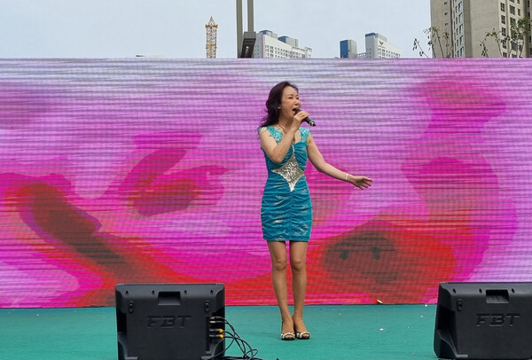 가수 헤라는 지난 9월 화성시 도농교류 축제 때 흥겨운 노래로 분위기를 고조시켰다.