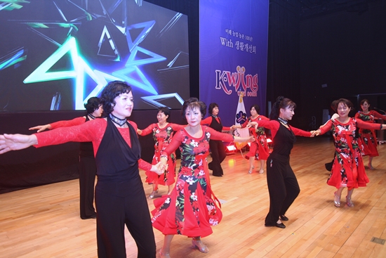 김제시연합회의 댄스스포츠 식전공연 모습