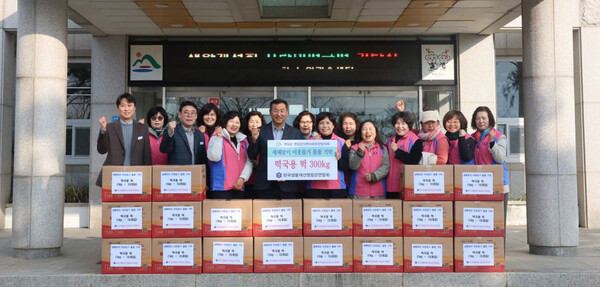 한국생활개선영암군연합회는 지난달 26일 영암군농업기술센터에서 새해맞이 떡국떡 300㎏를 기탁했다.