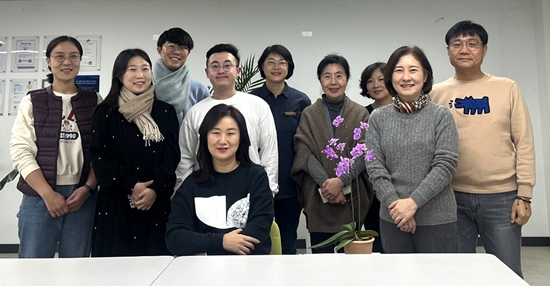 박신애 교수(사진 앞줄 가운데)는 건국대학교 식물환경보건연구실 멤버와 함께 식물치유의 길을 개척하고 있다.