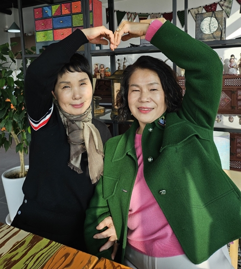 박종미 우정읍생활개선회장(오른쪽)과 김옥순 사무국장