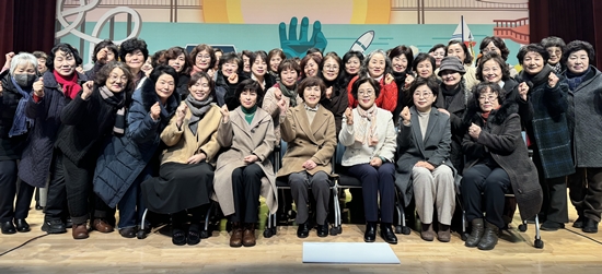 한국생활개선포항시연합회는 지난 19일 연시총회를 개최하고 장학금 100만원도 기부했다.