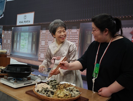 오희숙 식품명인(사진 왼쪽)과 그의 딸 윤효미 전수자가 전통부각 제조를 시연하고 있다.