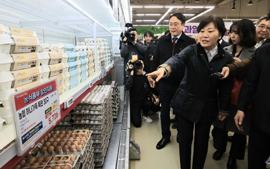 사진은 지난달 31일 설 성수품 점검을 위해 서울 양재동 하나로마트를 찾은 송미령 농림축산식품부 장관(사진 가운데)