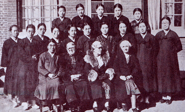 원산의 마르다윌슨신학교에서 강의하던 시절의 김마리아 선생(앞줄 왼쪽 첫 번째, 사진출처 : 독립기념관)