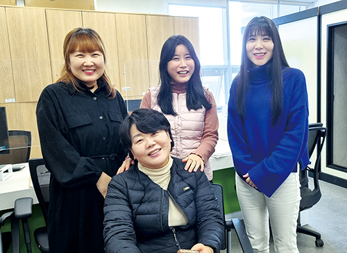 임미현 완주여성새로일하기센터 팀장(사진 앞줄)을 비롯해 5명의 취업상담사가 여성 구직자를 기다리고 있다. 