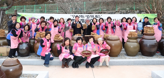 한국생활개선산청군연합회는 지난 4일 이승화 군수와 함께 장 담그기 과제교육을 진행했다.