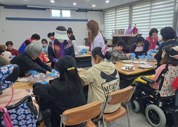 채선녀 회장은 여성장애인단체에 ‘찹쌀떡 만들기’ 재능기부를 펼쳤다.