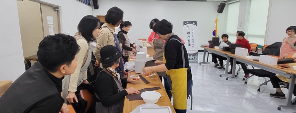 김 대표는 진천군농업기술센터에서 오는 4월2월까지 광혜원면생활개선회원 25명에게 자개공예교육을 진행한다.
