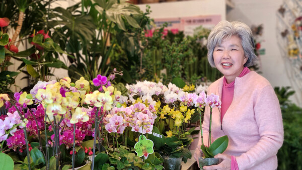 광주광역시 북구 김인자 래인플라워 대표는 “꽃은 시들기 때문에 아름답다”며 꽃과 함께 지낸 40여년의 인생을 마주했다.