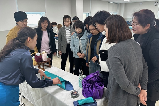 한국생활개선거제시연합회는 7회에 걸쳐 친환경 포장 보자기 아트교육을 진행하고 있다.