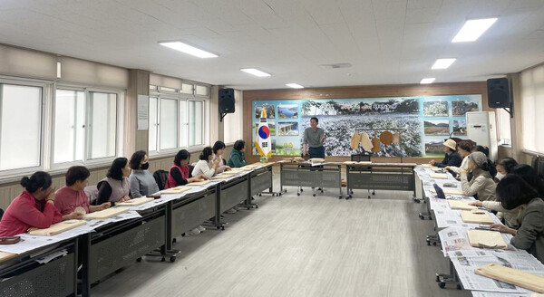 전북 정읍시 산내면생활개선회는 지난달 26일 ‘원목 도마만들기’ 과제교육을 실시했다.