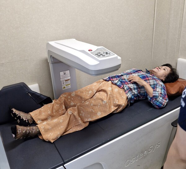 협력병원인 선한이웃병원에서는 검진자가 내원하면 문진표 작성부터 검사, 결과 설명까지 의료진이 적극 돕고 있다.