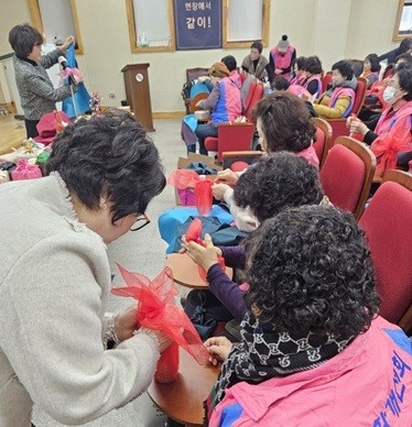 이날 당진시연합회 임원들이 보자기공예 2급 자격 취득교육을 시연하고 회원들이 실습하는 시간을 가졌다. 