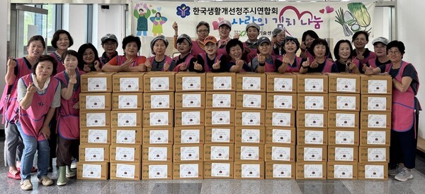 한국생활개선청주시연합회는 지난 27일 배추 600㎏를 김장김치로 담가 어려운 이웃 120곳에 전달했다.