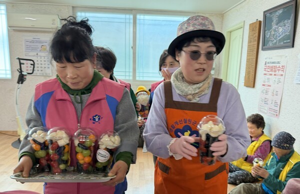 철원군연합회는 4월부터 9월까지 6개월 동안 철원군자원봉사센터와 연계, 생활이 어려운 어르신들을 대상으로 과일 컵을 제공한다. 비타민 섭취와 영양균형을 고려한 제철 과일이다.