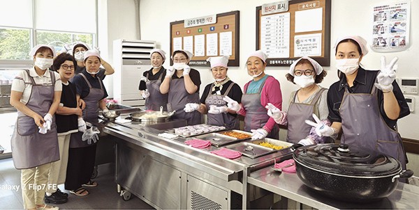 주문진읍 생활개선회원들이 북부노인복지관 배식봉사 중 포즈를 취했다.