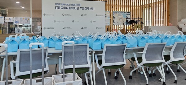 시와 읍에서 제공된 식재료를  직접 조리해 도시락에 담는다. 소외계층과 어른신게 전달하는 파란 도시락 가방에는 생활개선회원들의 정성과 사랑이 듬뿍 배어있다.