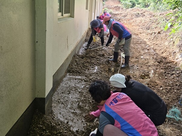 한국생활개선경상남도연합회는 지난 21일 거제 수해현장을 찾아 피해복구에 힘을 보탰다.