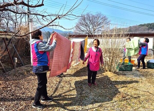 겨우내 묵은 이불 때를 깨끗이 터니 마음까지 다 후련하다. 지난 3월 사랑의 이불빨래 봉사.