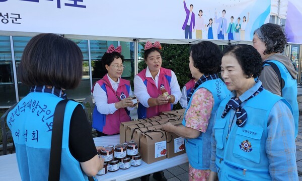 한동순 회장과 최은희 총무가 재향군인회 여성회원들에게 토마토 쥬스와 잼을 판매하고 있다. (9.3)